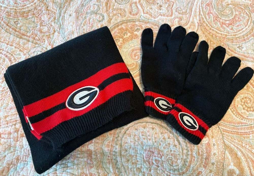 NWOT Georgia Bulldogs Knit Scarf And Gloves Set Black Red